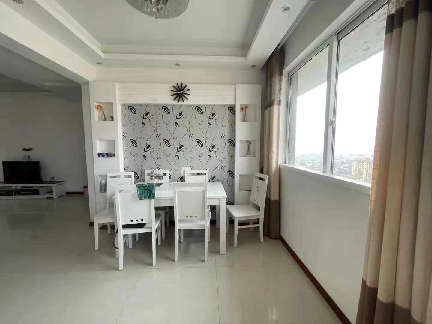 世纪雅园精装三房，户型通透采光好