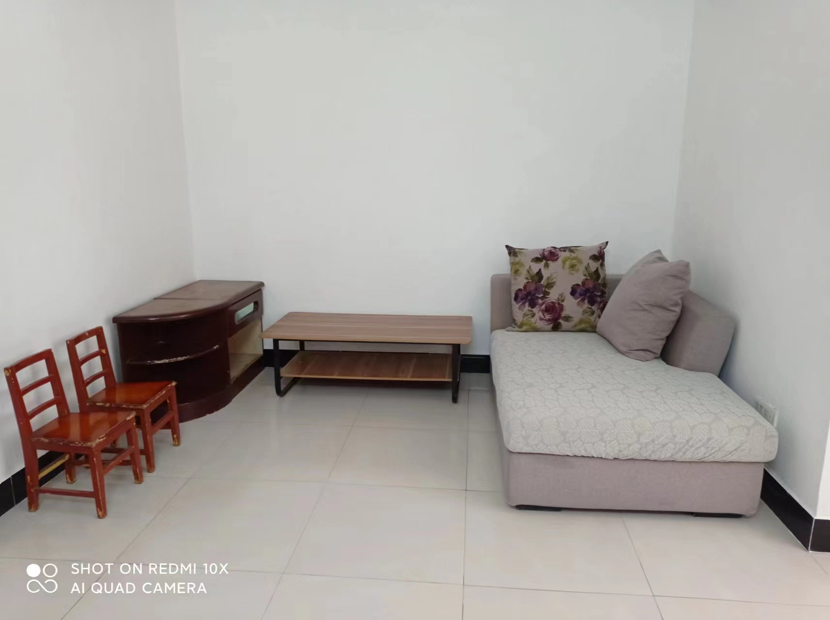 复州花园北门附近私房，四百平，搞么家都方便的吓人，上实验二小近的很，出门就是农贸