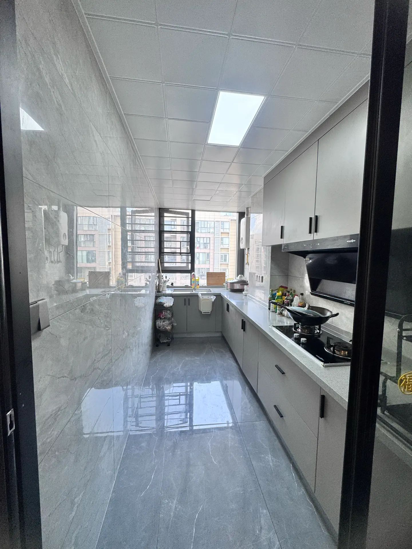 降价了，亏本出售，城南，元泰未来城C区，9.9成新，边户，精装三房两卫，诚心出售