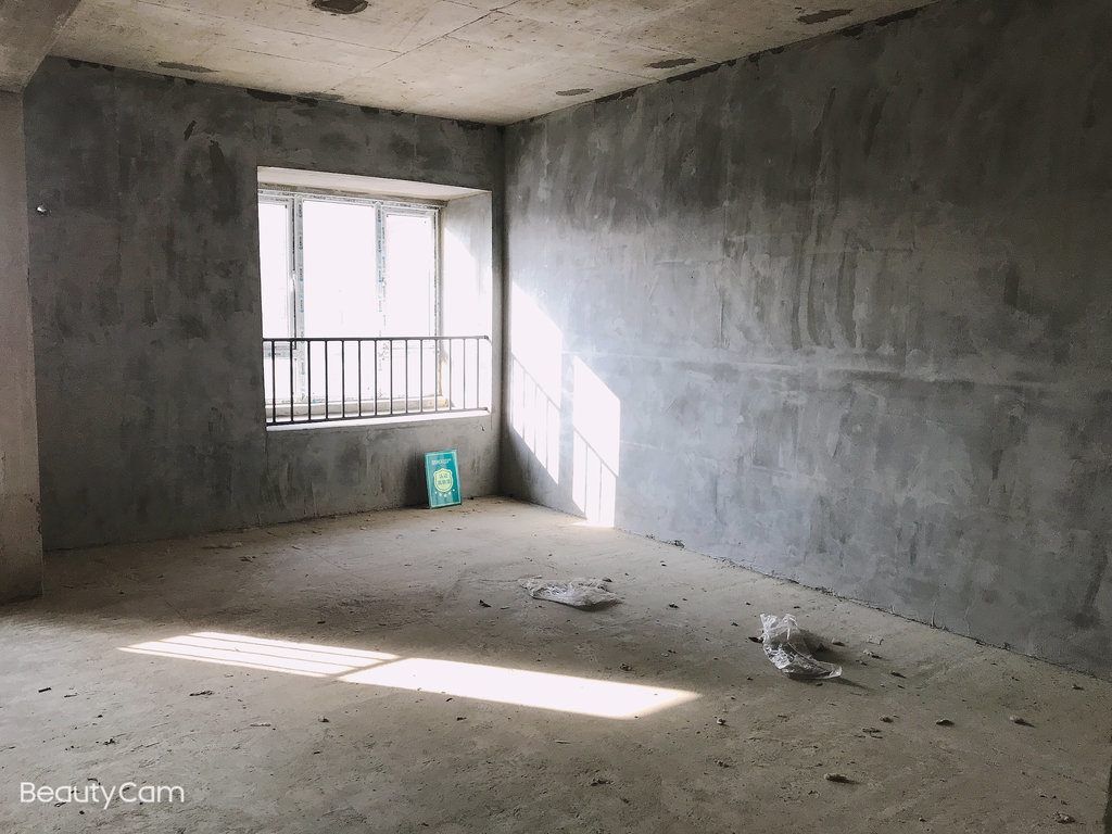 城南沔街南国明珠毛坯四房电梯中间楼层买了就可以装