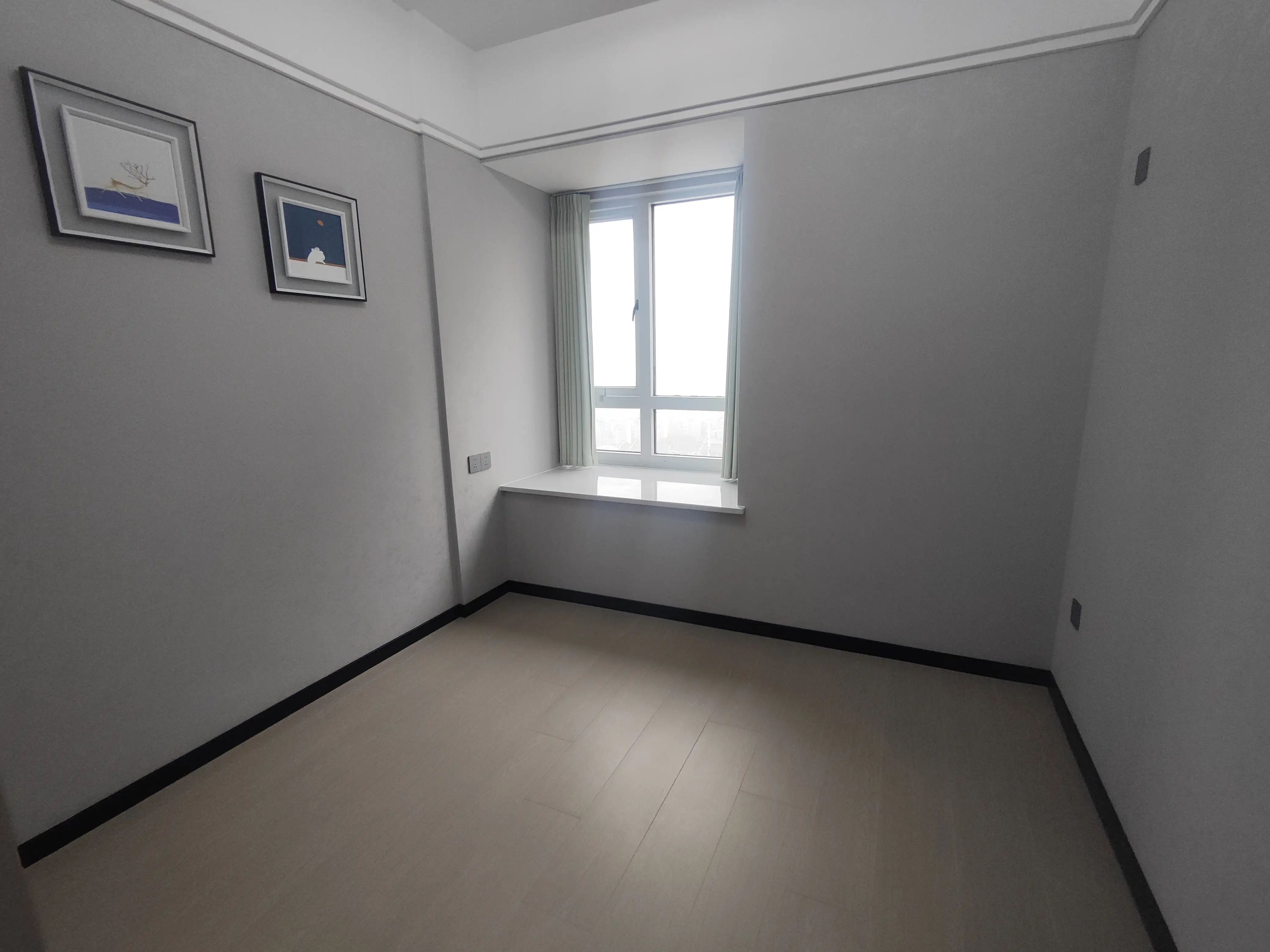 城南，南国明珠，精装大四房，送车位，好楼层，超大客餐厅，双阳台，证满二