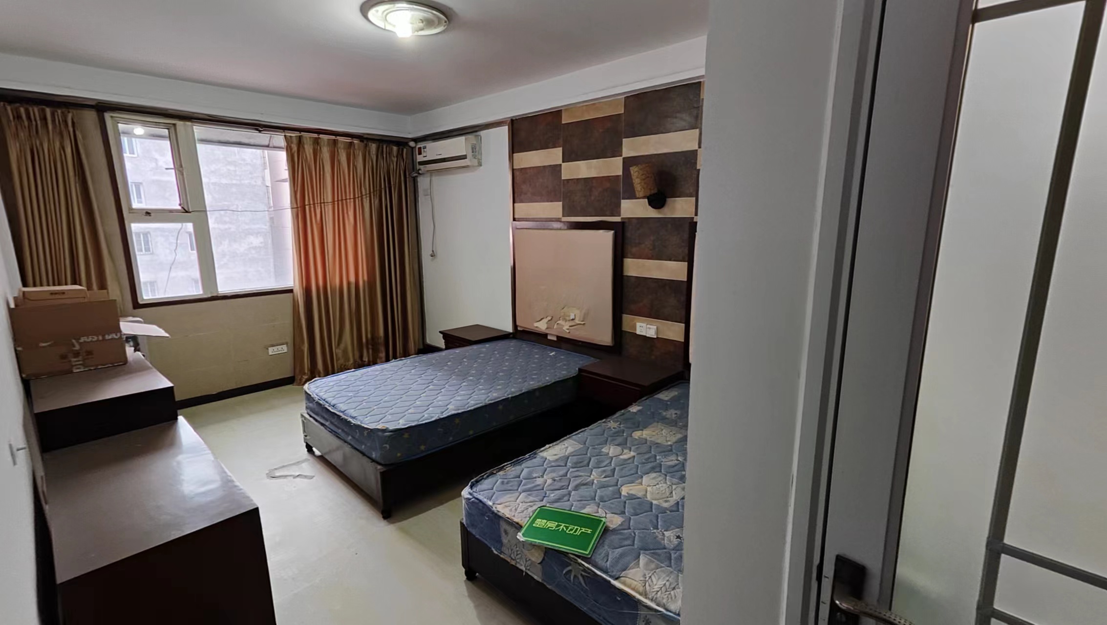 车站旁两栋私房一楼是门面在做生意房子以前是开宾馆的两证齐全位子好买了可以就盈利