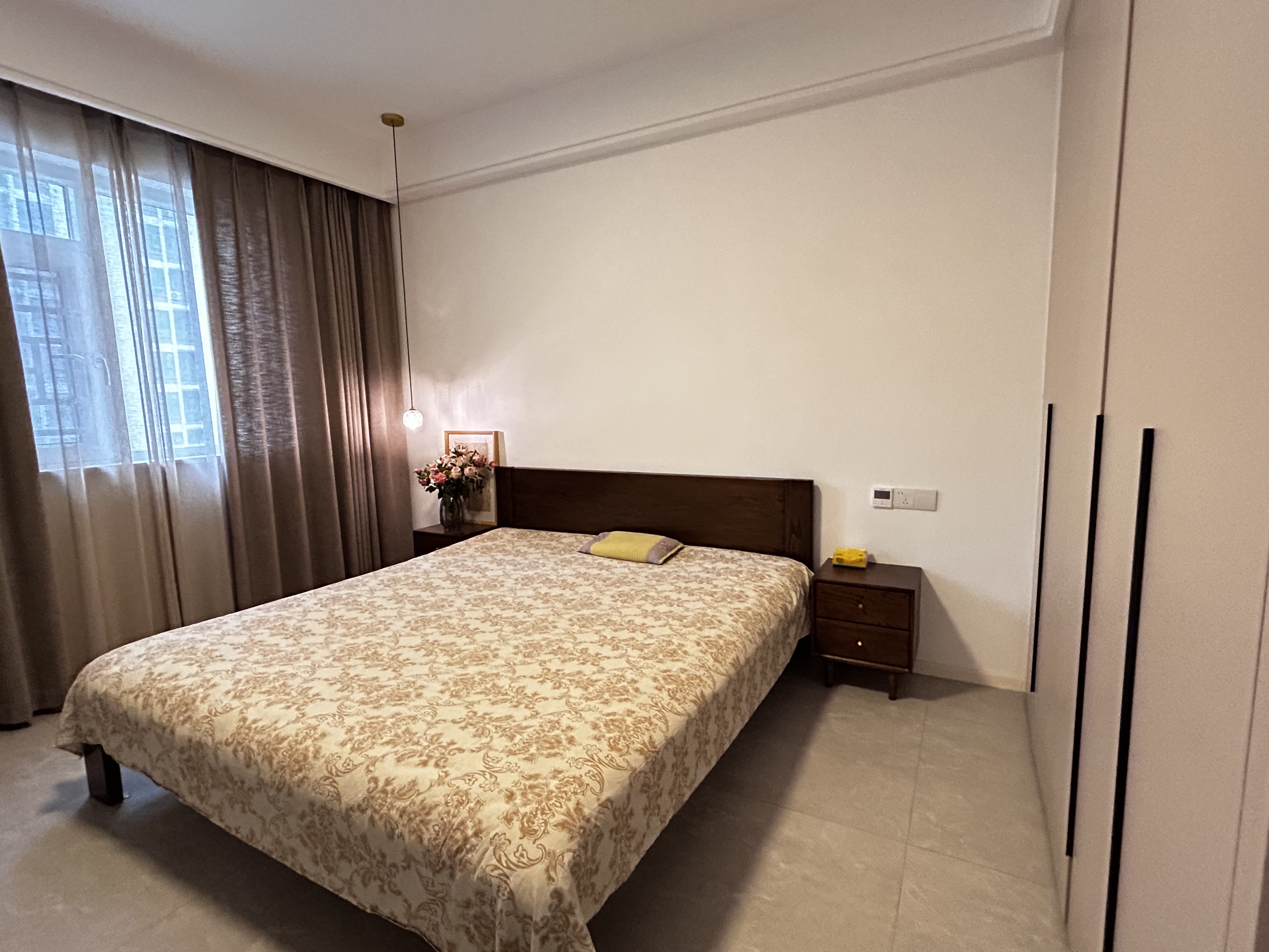 风和日丽，兑口新三中，五小，全新装修，业主是老师，因考虑卖房换大户型，忍痛割爱