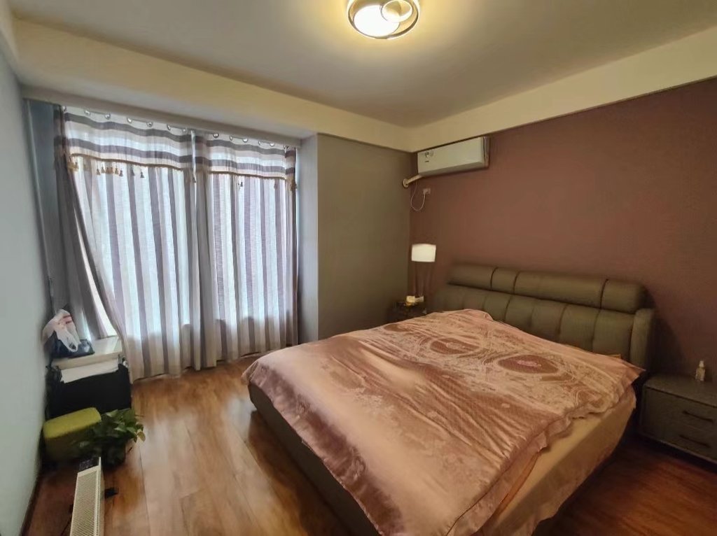 11城西实验二小旁，红树湾精装三房，中间楼层，成色新，有钥匙看房方便