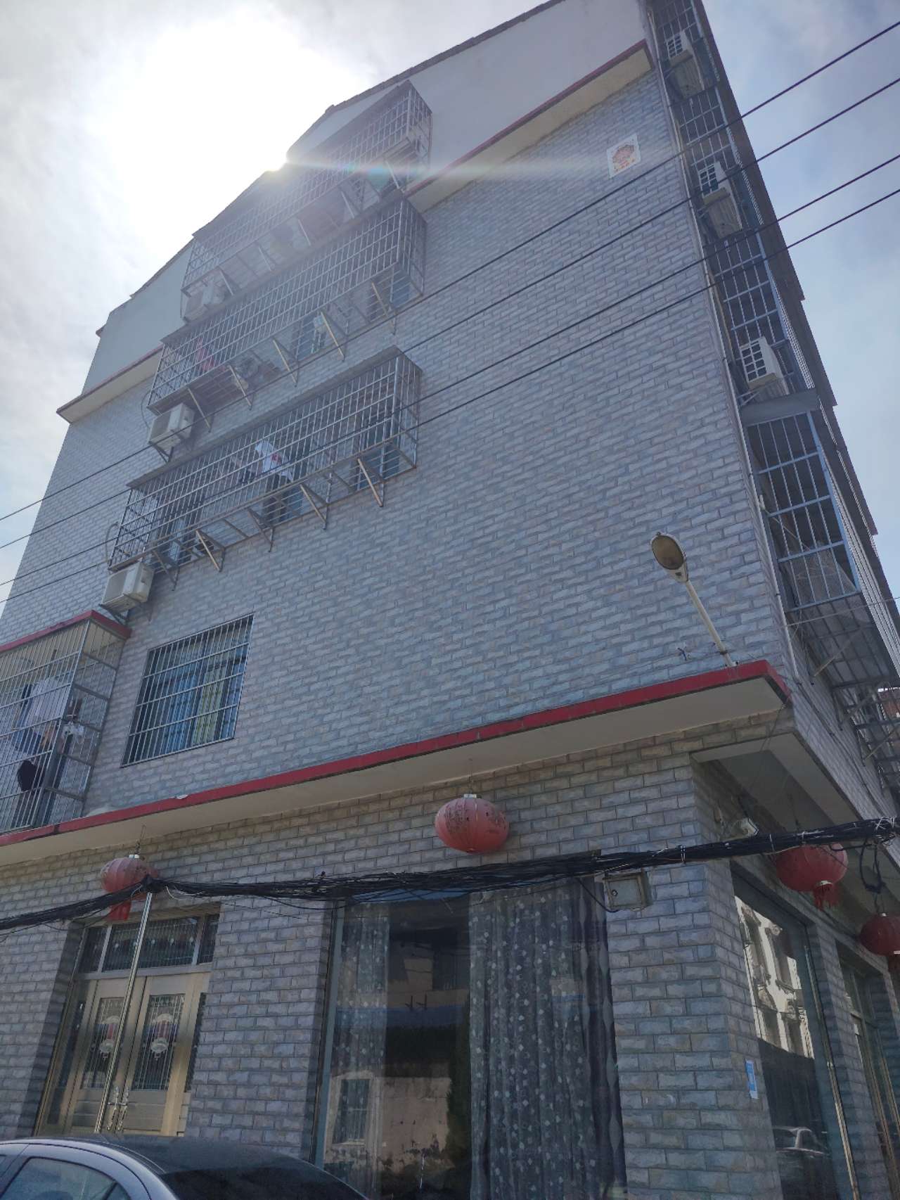 三楼三楼职院对面的好房子，单间带卫生间，房子外观新的很，里面装修的也很漂亮，