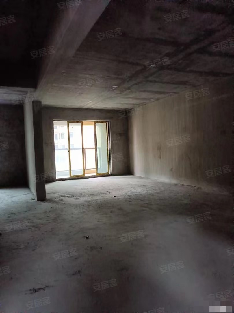 77，房东急售，城南大三房，沔阳xiao学旁，单价4字开头， 满二， 低总价带车位