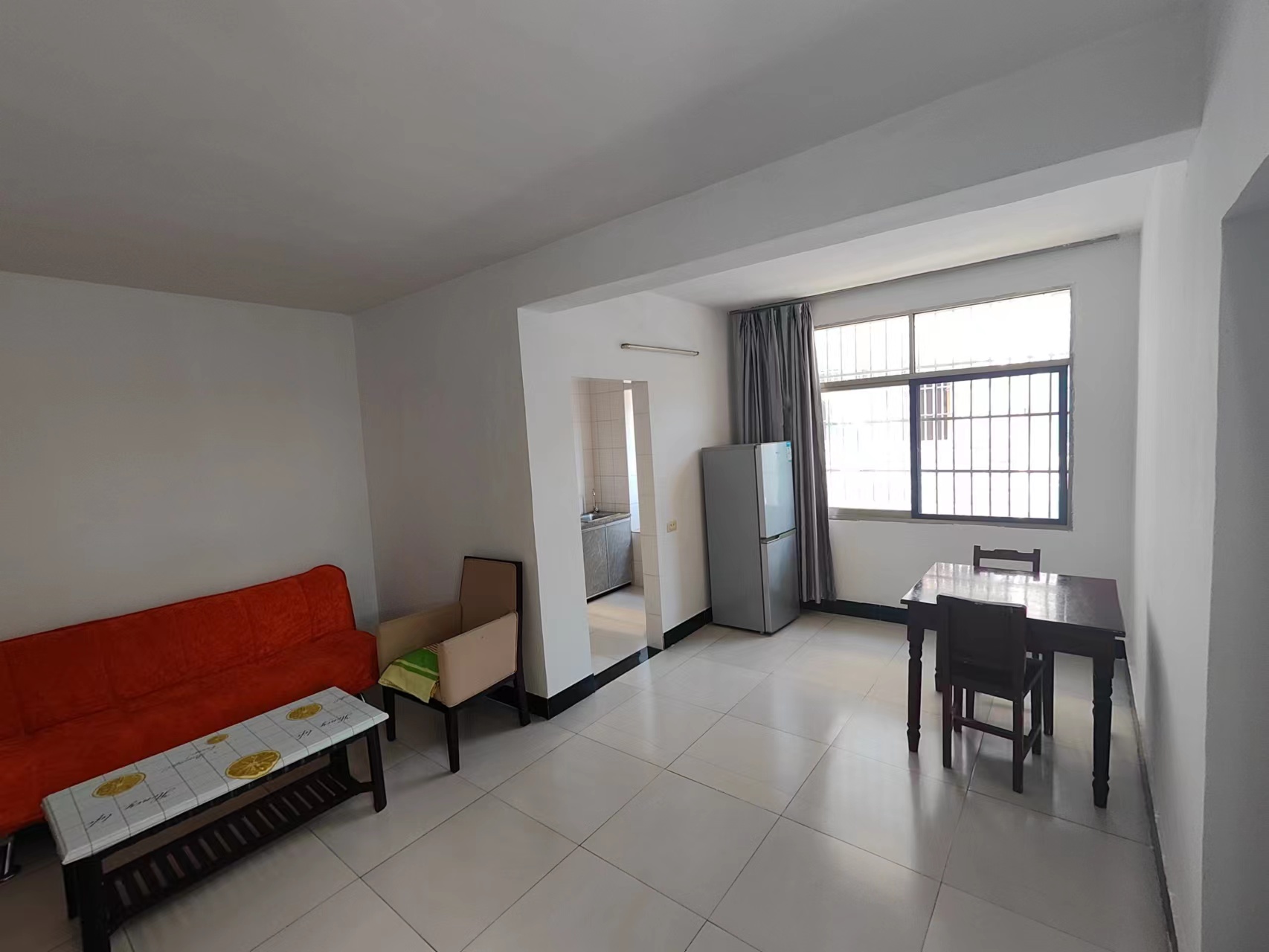 复州花园北门附近私房，四百平，搞么家都方便的吓人，上实验二小近的很，出门就是农贸