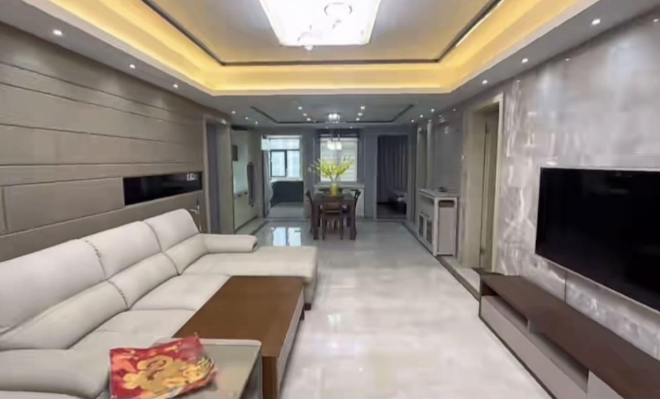 降价了，新城一号，湖景房，精装大四房，全新装修，全屋品牌装修，证满二，中间楼层