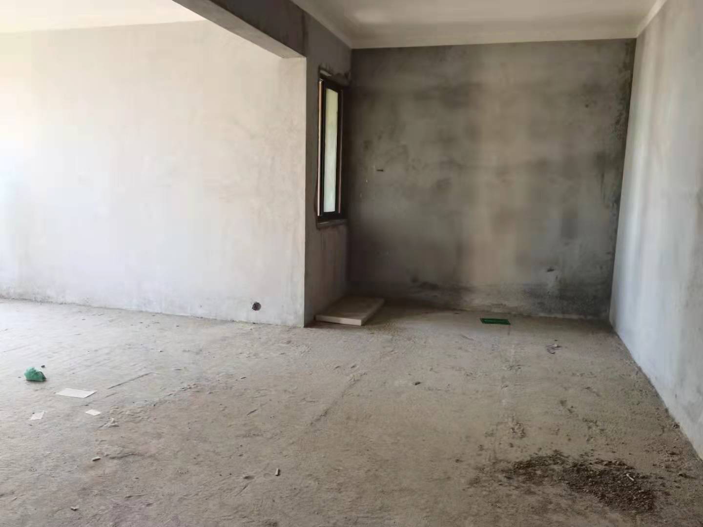 御台公馆毛坯三房.证件满二.看房方便房东诚意出售