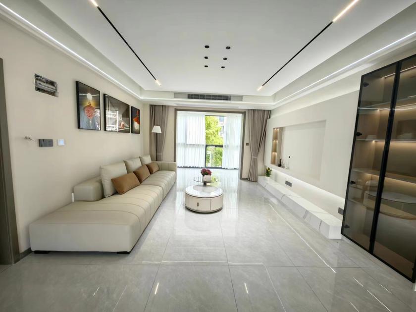 房东亏本出售，城南电梯小高层， 总高8楼，中间好楼层，精装三房