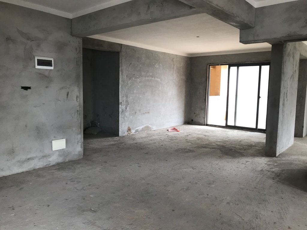 御台公馆.毛坯四房.证件满二.看房方便