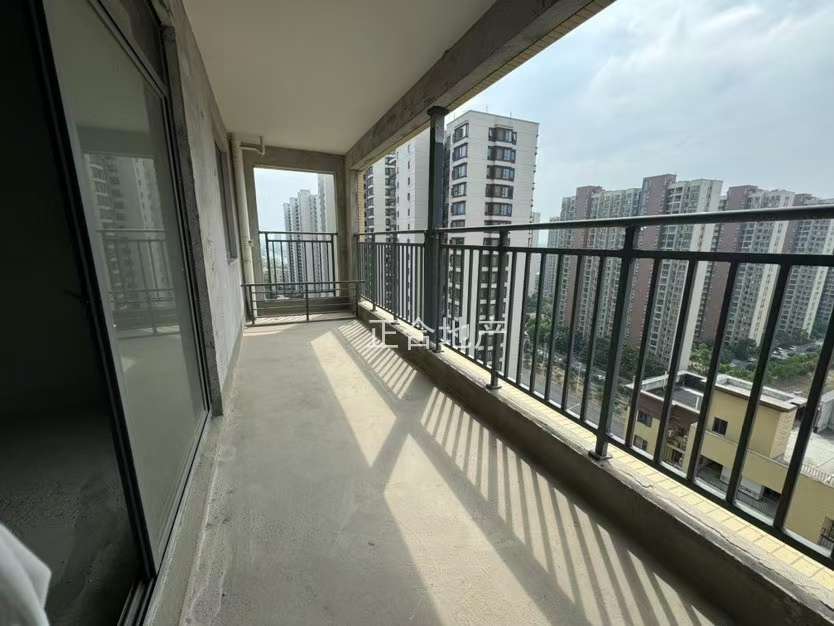 新城名都，三梯四户，中高好楼层，124平毛坯三房