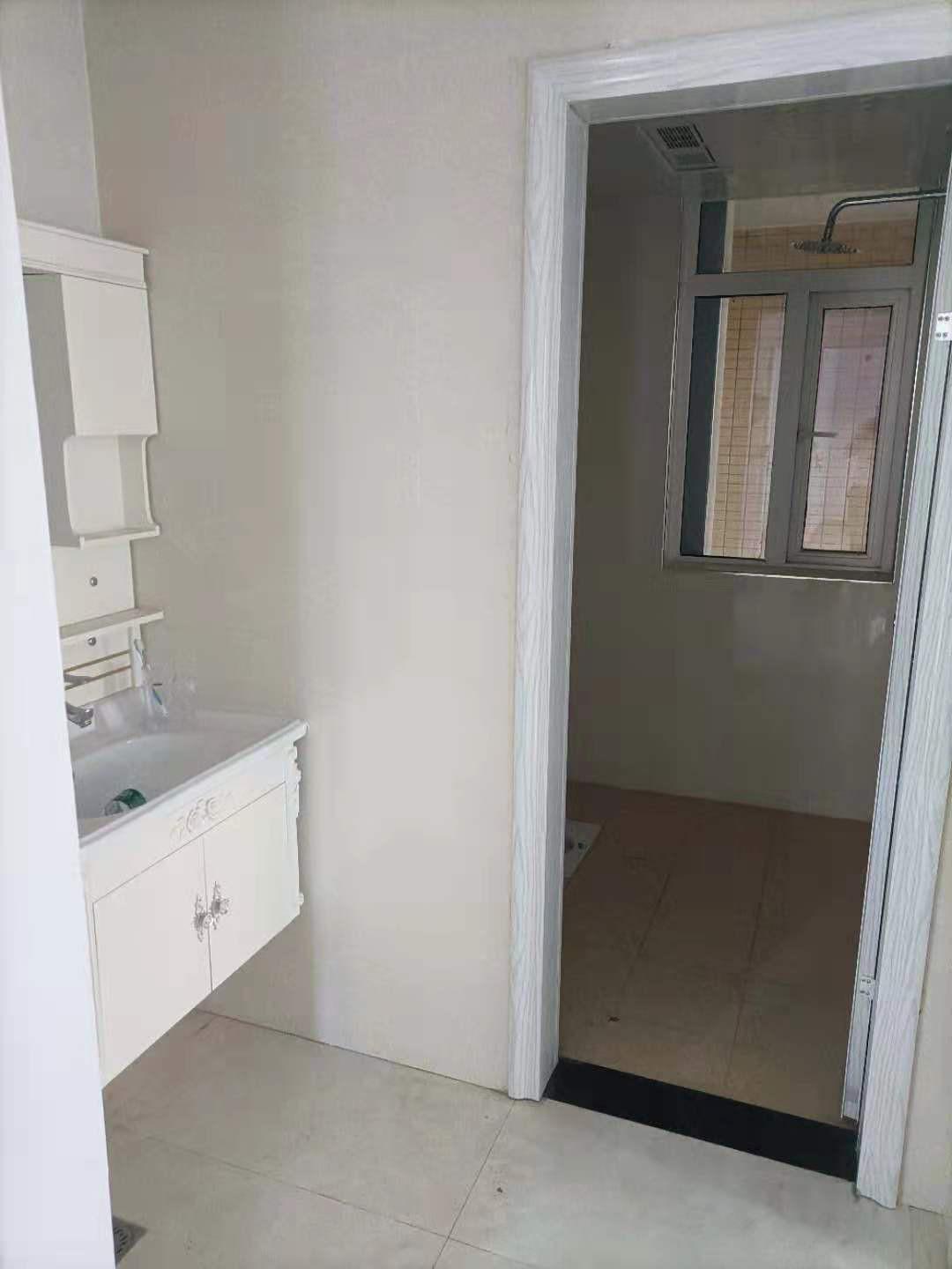 硬装装好了。证10月份满两年。可配合满