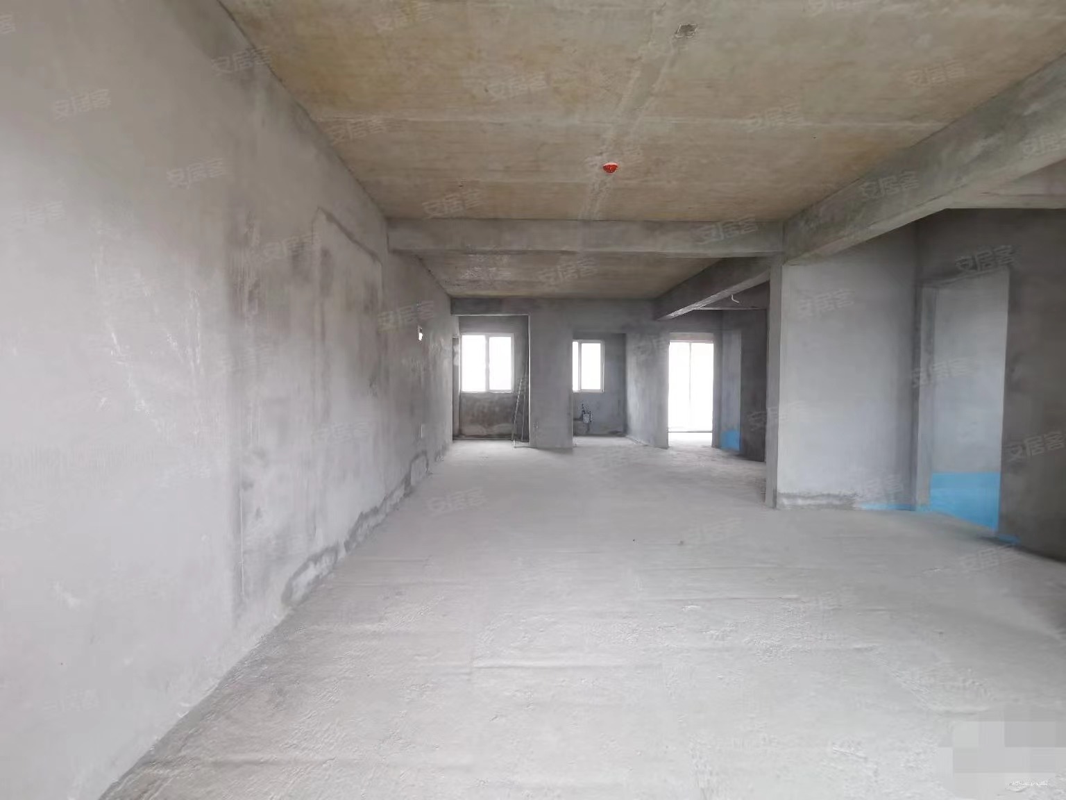 城南蓝天白云，毛坯大三房，双阳台，三房采光，送车位