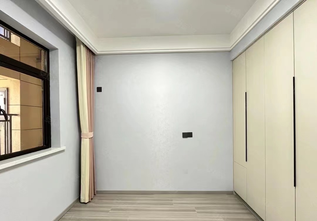 52，亏本急售，城南，全新精装三房，包车位包过户，中间楼层，三开间朝南