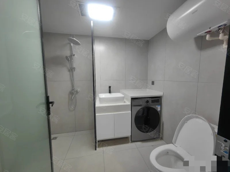 117，商城附近，电梯11楼，全新装修一天未住，手付万把块钱，证满二，全屋品牌