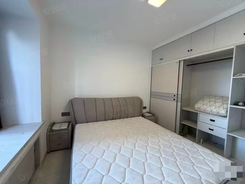 247，仙桃xiao学新三中，单价4800，精装3房2厅2卫，9成新，电梯中间楼层证件满2，双阳台