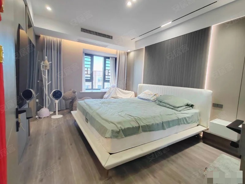 城南，南国明珠，主卧带衣帽间，精装四房，南北双阳台，证满二