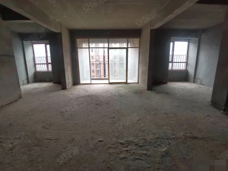 305，捡漏！捡漏！ 单价4700，沔阳公馆，中间楼层，两梯三户，证件满二