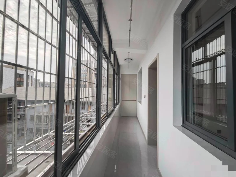 武商，商城附近，精装三房，楼下还送一套全新精装地下室，老人可以住，老证