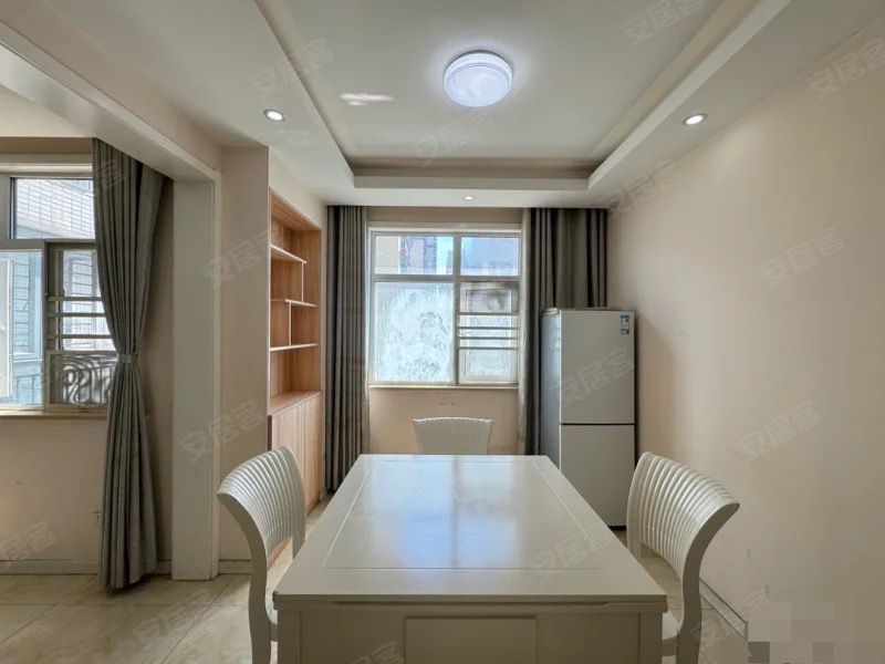 124，捡漏，一中对面，房东诚心出售，精装三房，单价4800，老证过户，满五