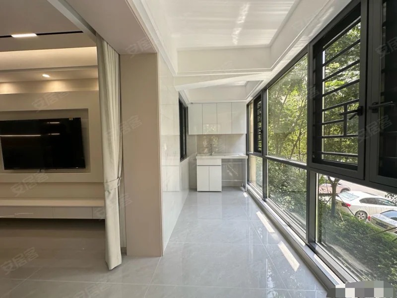 降价了，业主诚心出售，森林国际翡冷翠，全新精装三房，一天未住，下楼就是新二中二小，证满二