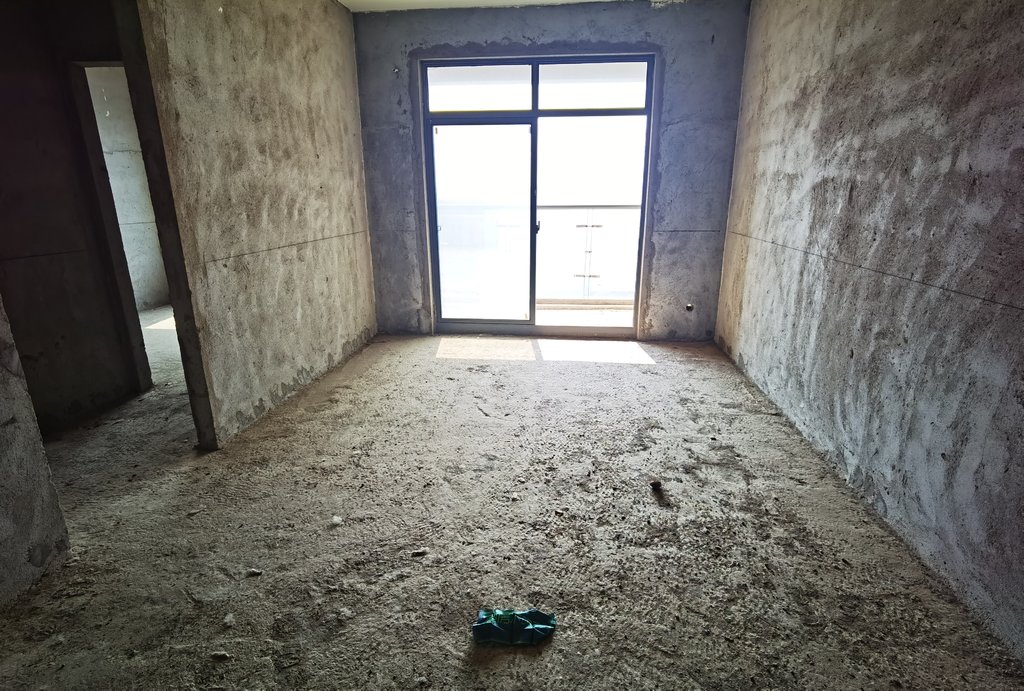 紫润尚城.毛坯大两房.户型方正.采光.视野好.看房方便.比新房价都低