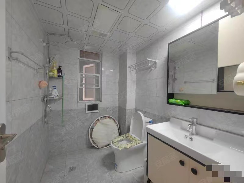 162，业主急售，纽芬兰附近，电梯11楼，全新装修一天未住，手付万把块钱，证满二，全屋品牌