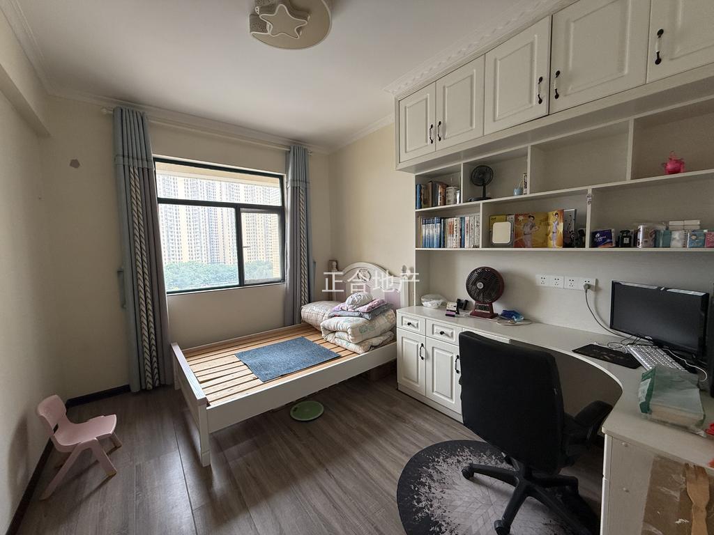 城南，新‮壹城‬号‬五期，​电‮小梯‬高层，精装​3房2厅2卫，中间好楼层，家电全送，证满二