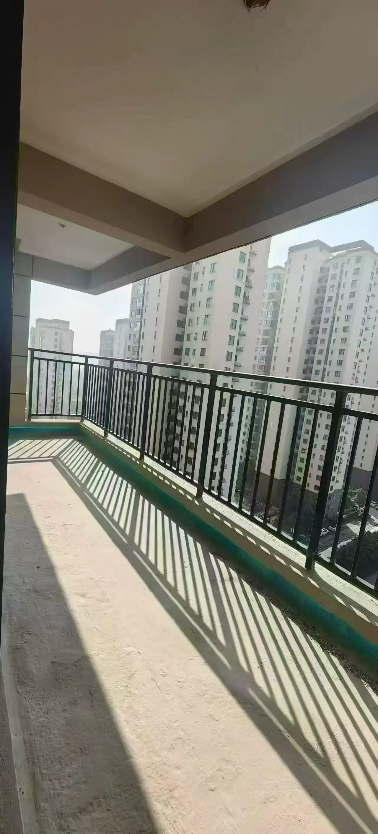 城南碧桂园，毛坯四房两卫，纯东边户，中间好楼层，单价4600，送地下车位