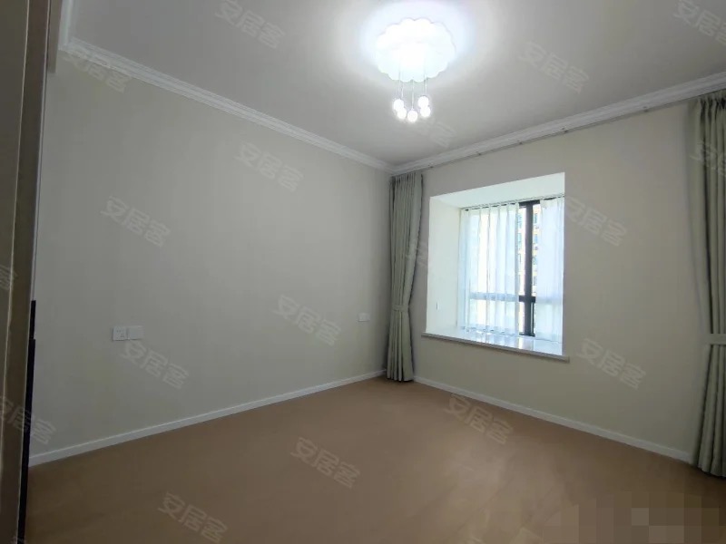 业主诚心出售，城南森林国际，电梯好楼层。精装三房，对面就是新二中二小，证满二