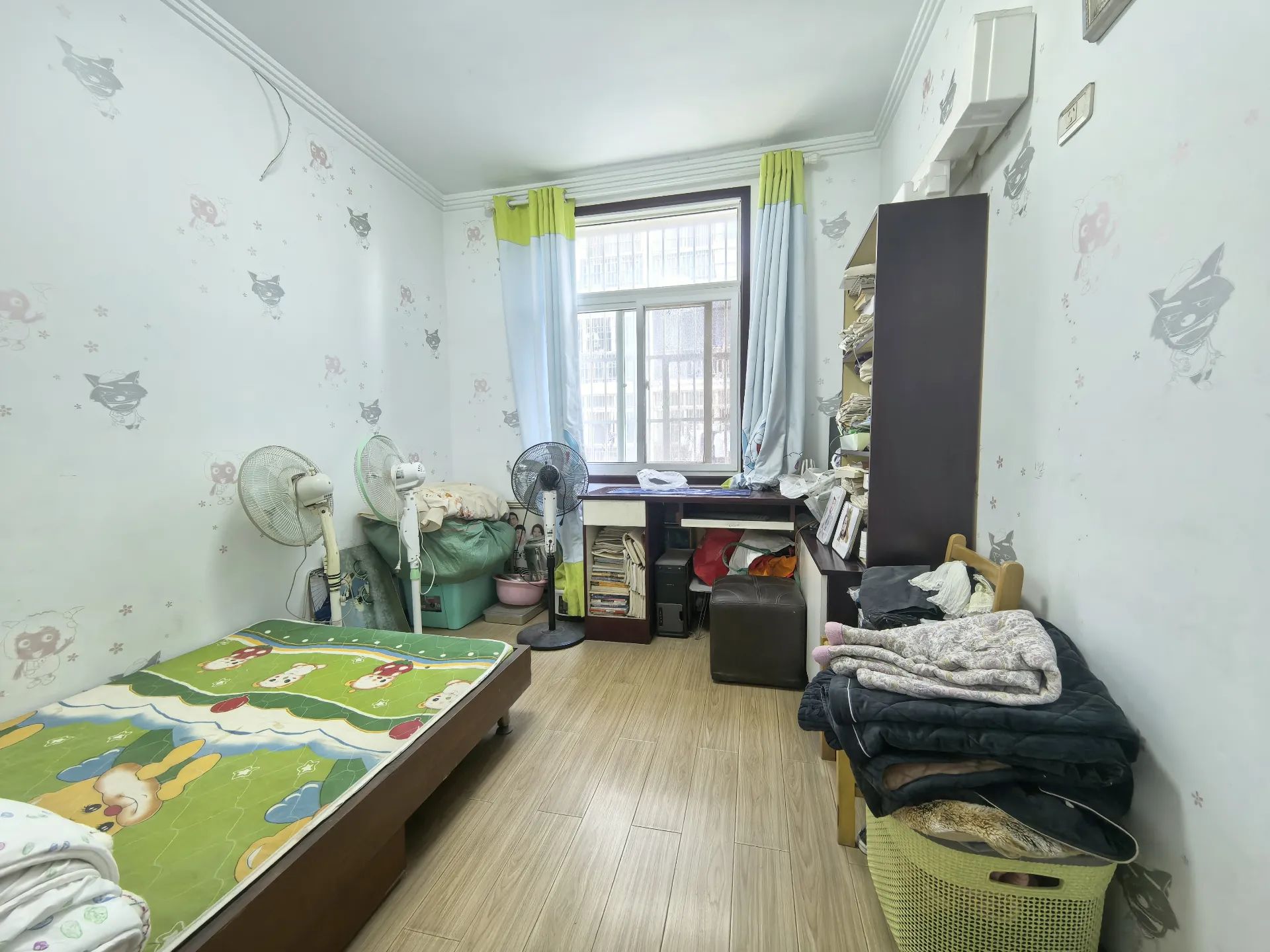 世北春，步梯3楼。精装3房2卫。有院子好停车。楼龄也新。看中可谈。实验二小老3中