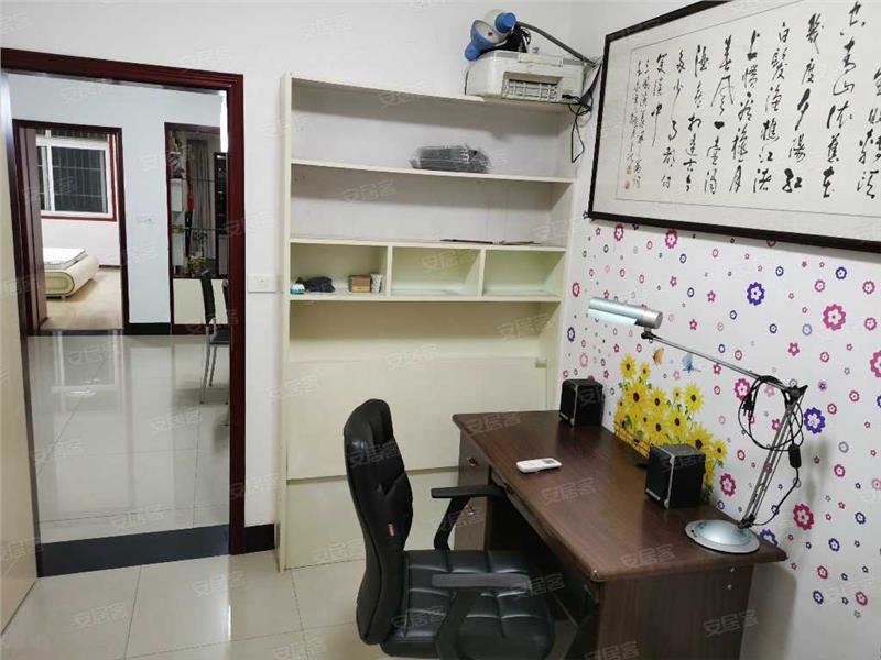 宏大小区，步梯中层，精装三房，方便停车，低 付可按揭