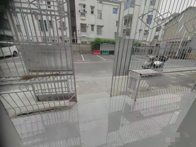 372，养老房，商城附近，四房，证满二，超大院子，停车方便，证满二