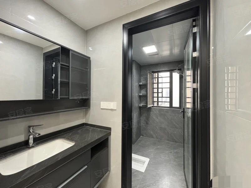 森‮国林‬际城北苑，全新精‮三大装‬房‬两卫，带车位，​房东‮住自‬装修，一‮未天‬住，电梯中间楼层，南北通透