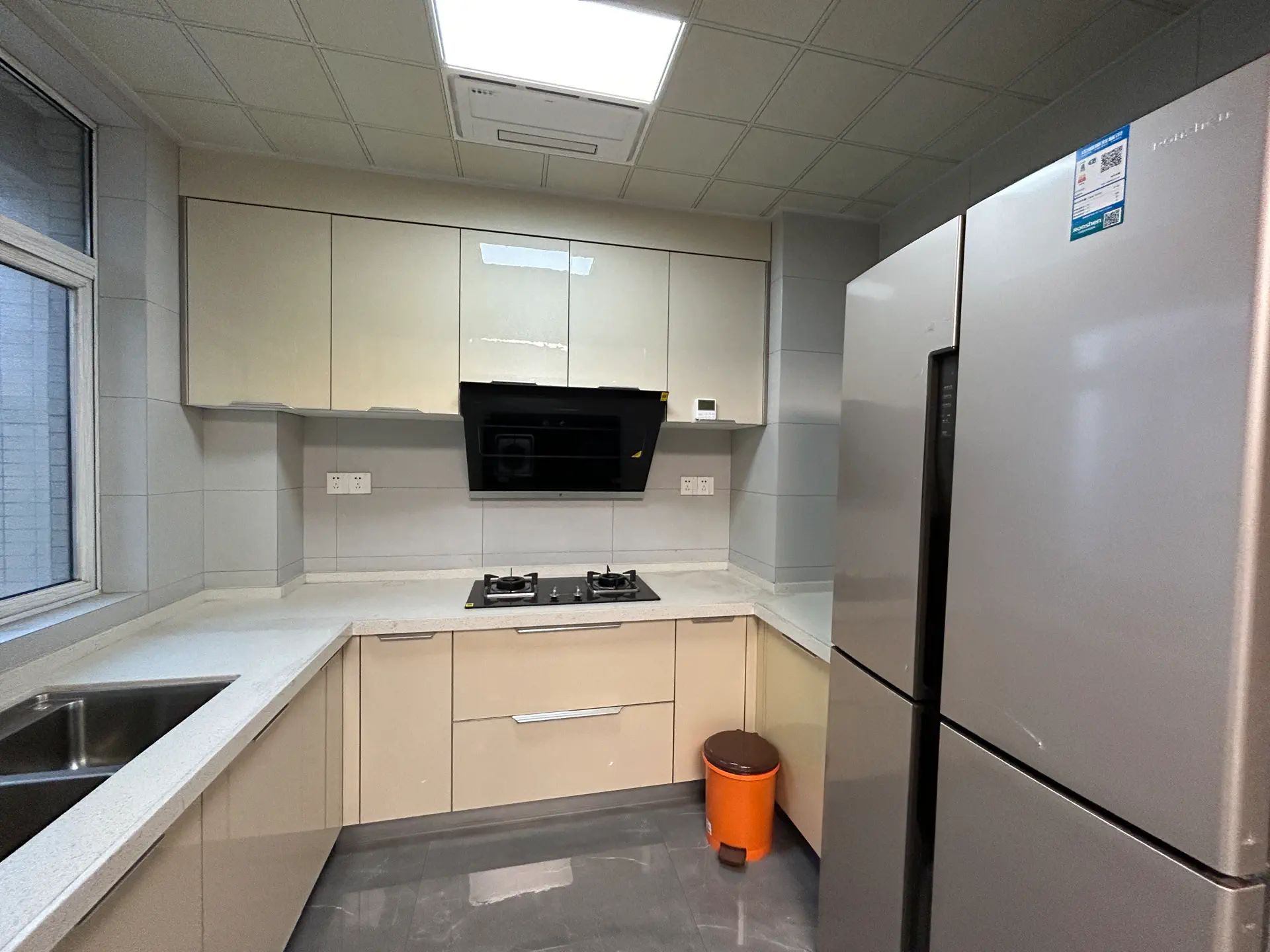 城南，领秀城。‬边户，人车分流，电梯好楼层，全新装修，证满二。精装三房