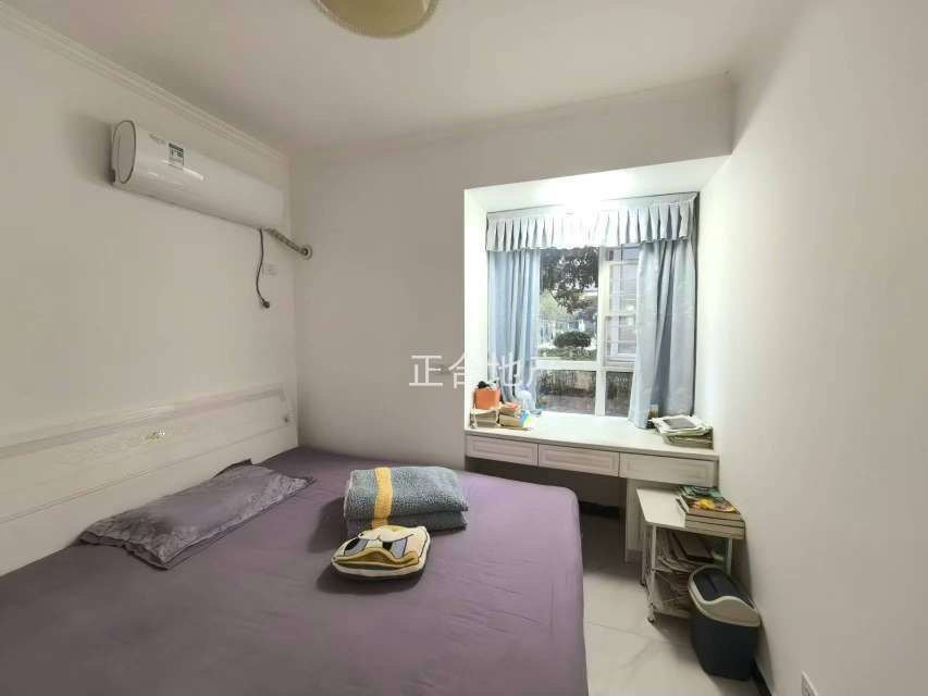 元泰清华园，出门就是新三中，精装三房，老证，保养成色9成新带院子，南北通透