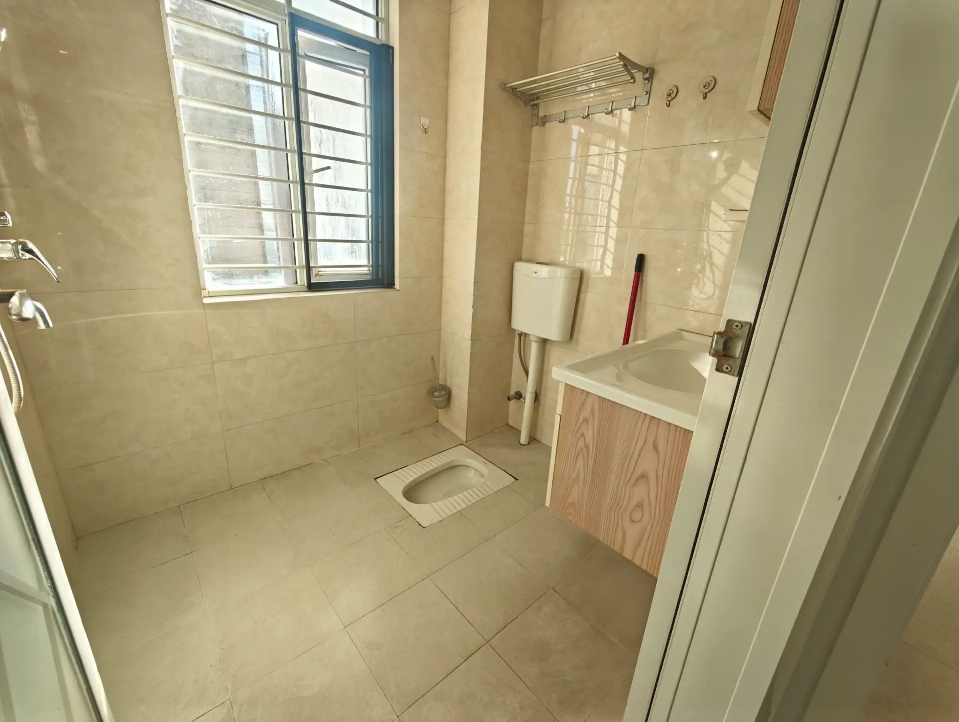 城西，纽芬兰旁，天下城市星座，单价3400电梯房，精装3房2卫，中间楼层，满二