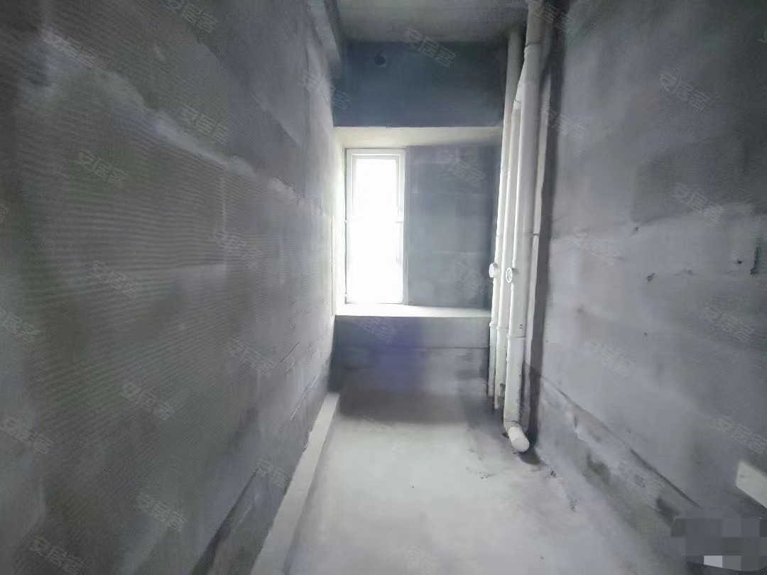 房东直接跟你减1500，碧桂园，1梯1户单价4700，小高层，南北双阳台，证满二