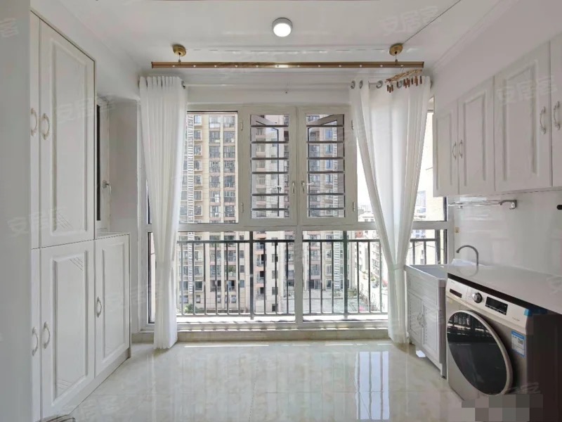 老三中旁，康湾一品，精装三房，单价5千多点，电梯中层，成色新