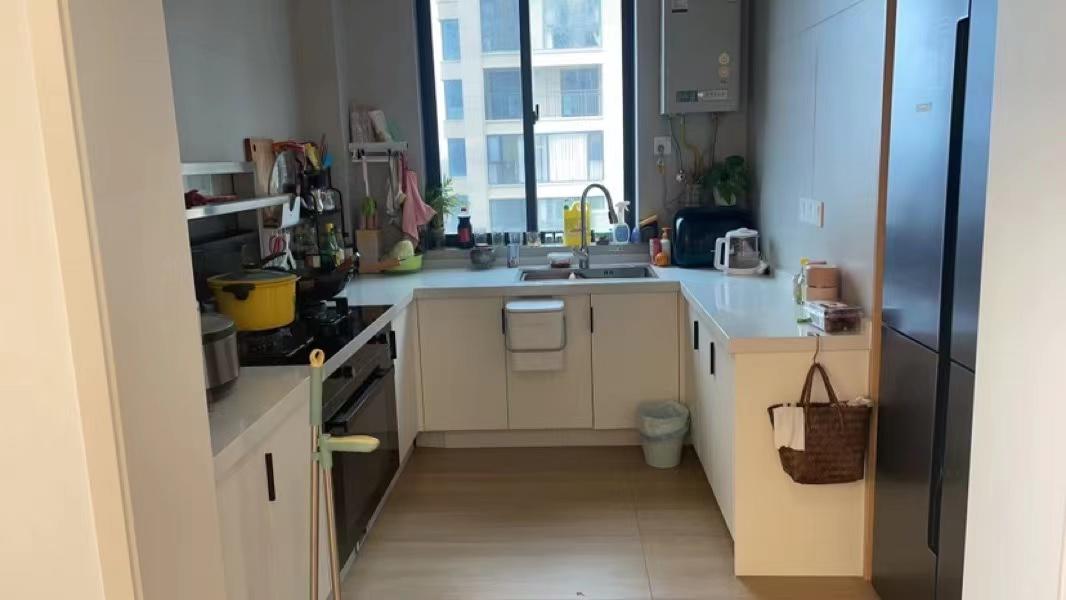 亏本出，祥生观澜府，电梯小高层，中间楼层，南北通透，视野开阔，品牌家具家电