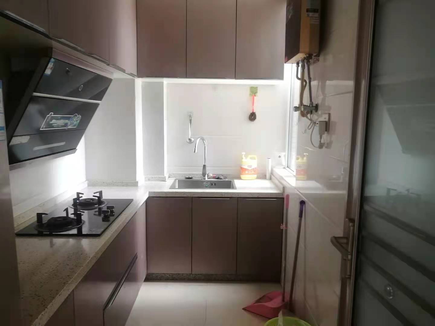 一中对面翰墨苑精装修直接楼层家具家电齐全拎包入住证满2年