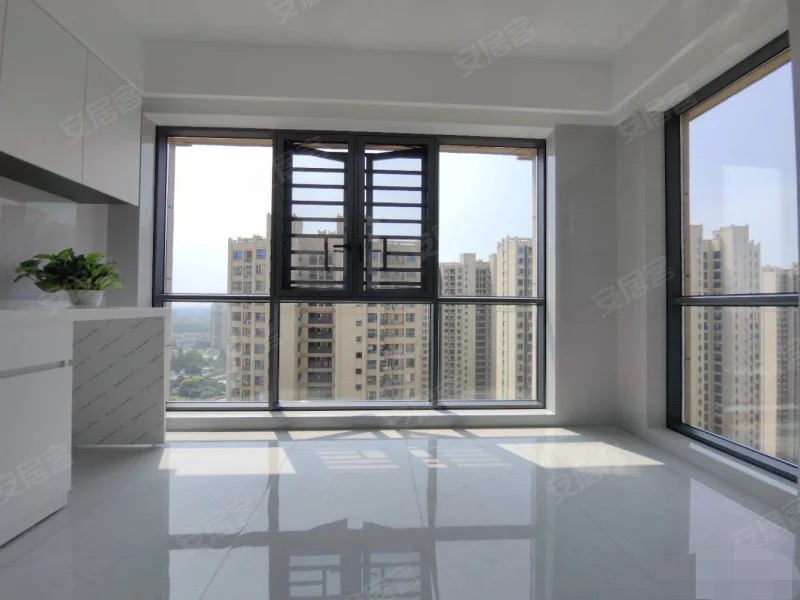 城南，御湖世家，全新装修，精装三房，边户，好楼层，南北通透