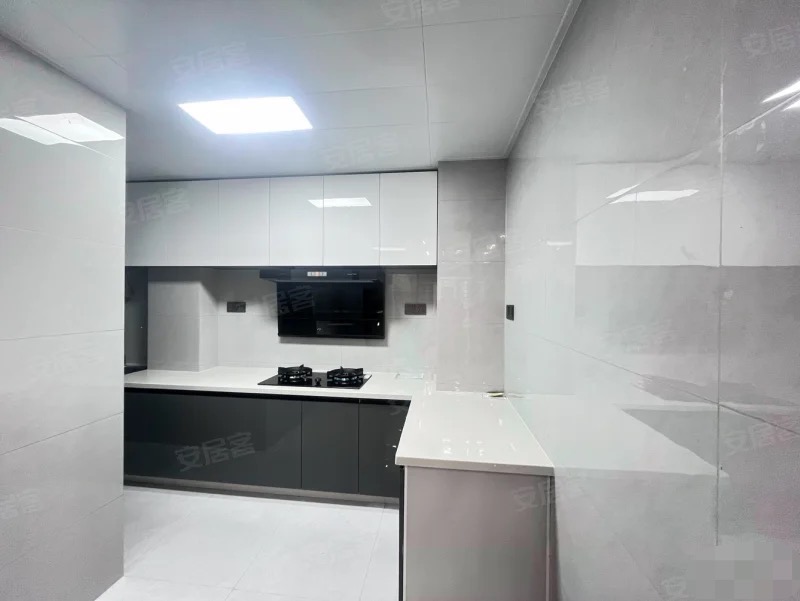 检漏，御湖世家，湖景房，电梯好楼层21楼，全新精装三房二，送车位，过户费只交契税5700