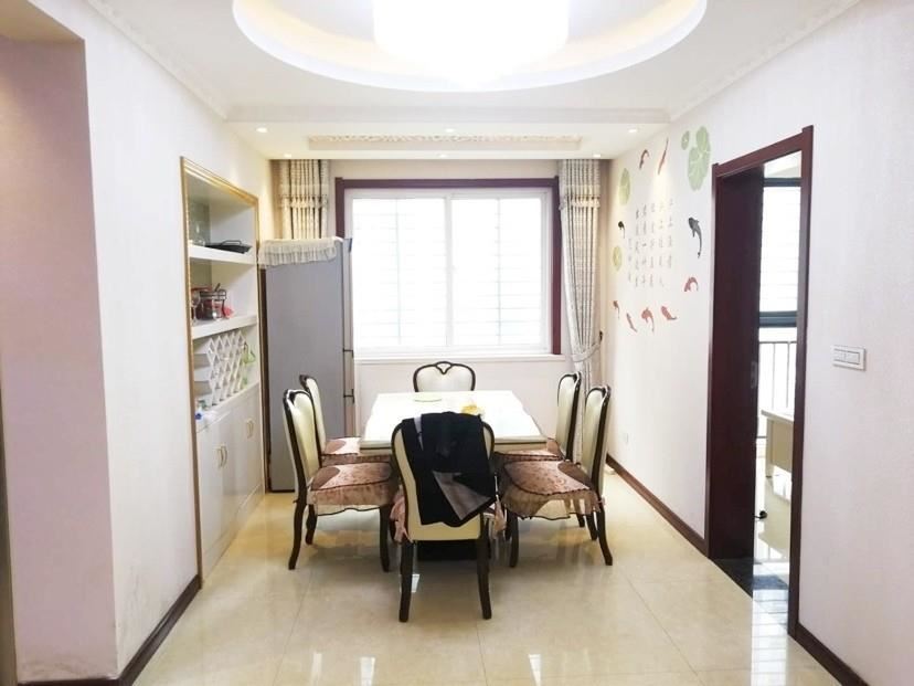 和合国际精装三房，装修的房子只卖毛坯的价钱，电梯中间楼层证满两年看房方便