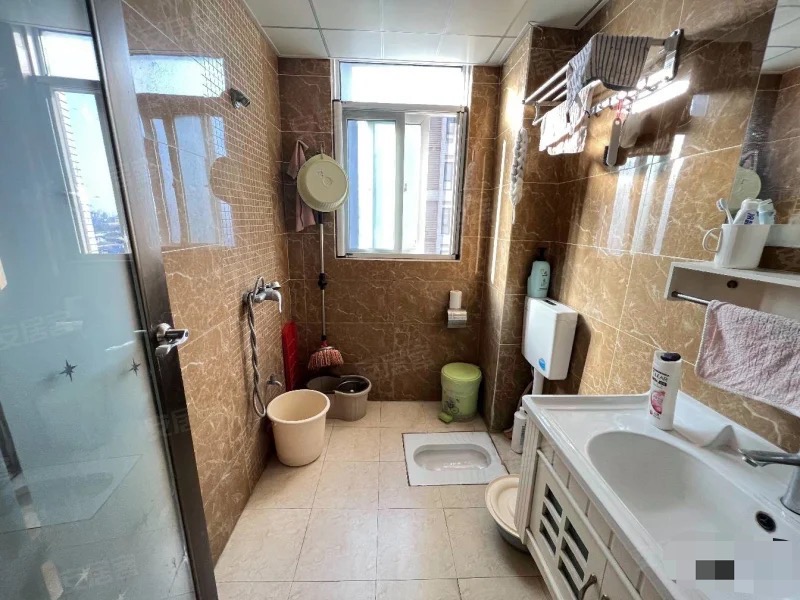 业主诚心出售，和合国际，精装大两房两厅两卫，中间好楼层，证满二