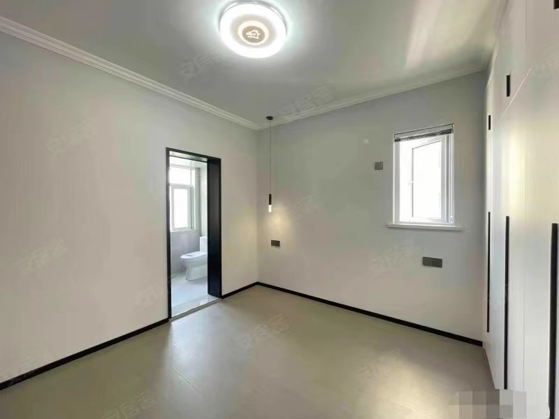 降价了，房东急售，城南福星城，全新装修。电梯中层，送30平大阳台，南北通透