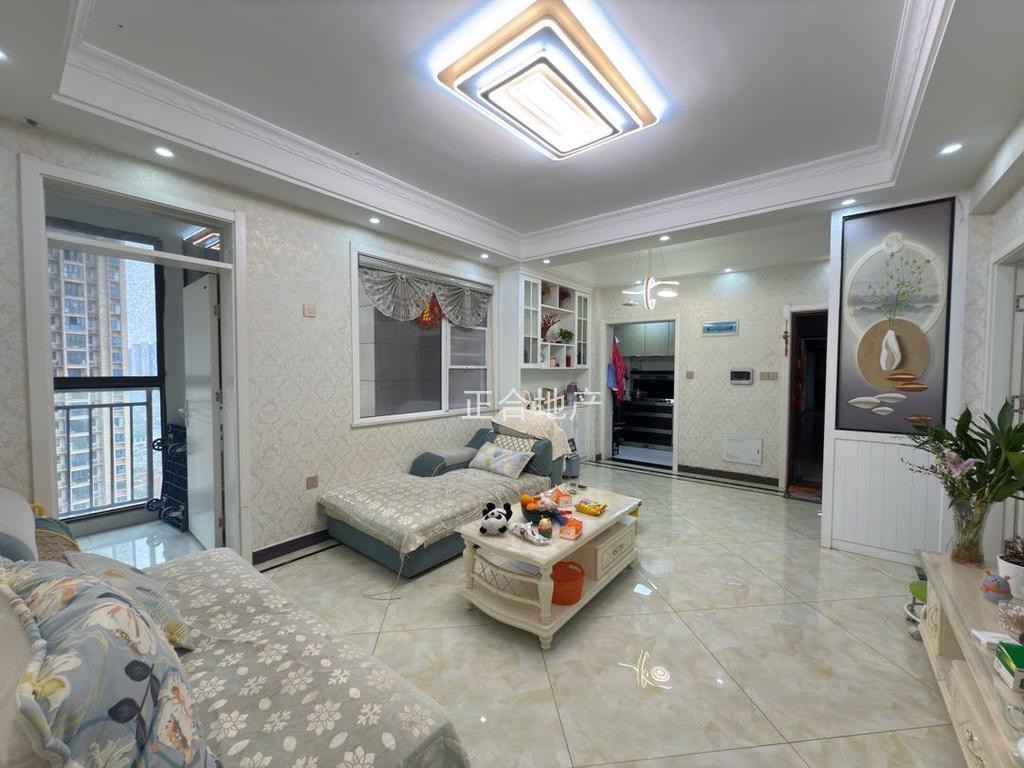 捡漏，业主诚心出售，森林国际，精装三房双书包，双湖景房。​电梯好楼层