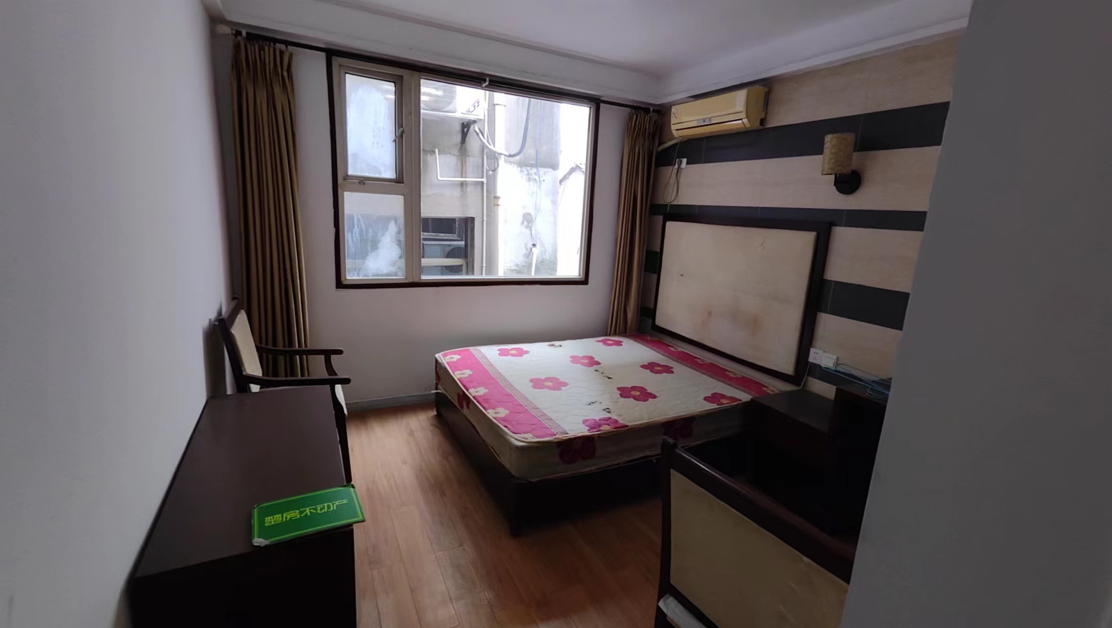 车站旁两栋私房一楼是门面在做生意房子以前是开宾馆的两证齐全位子好买了可以就盈利