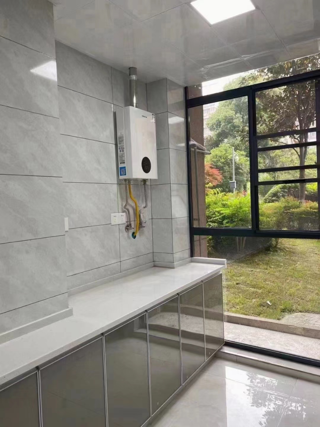 新三中门口，精装三房带大院子，采光好，超宽楼间距